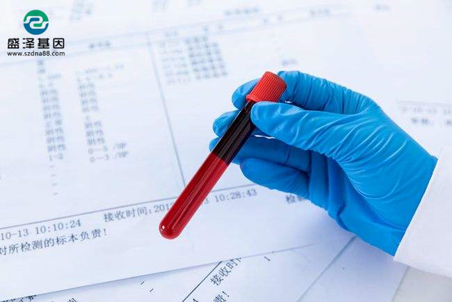 兒子流鼻血后爸爸竟然拿著兒子的血痕樣本去做親子鑒定